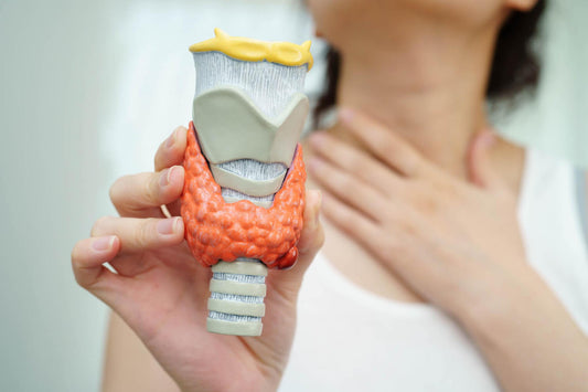 Jakie suplementy stosować przy niedoczynności tarczycy? Suplementacja w niedoczynności