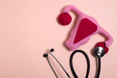 Endometrioza – jak złagodzić tę chorobę i co warto suplementować? Zioła i witaminy przy endometriozie