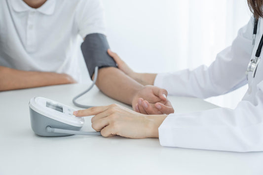 Zioła na nadciśnienie – naturalne sposoby wspierające regulacje ciśnienia krwi. Rola ziół w terapii nadciśnienia.